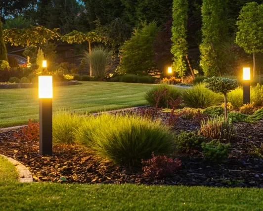 Prato verde di sera: illuminazione per giardini - Il Lauro