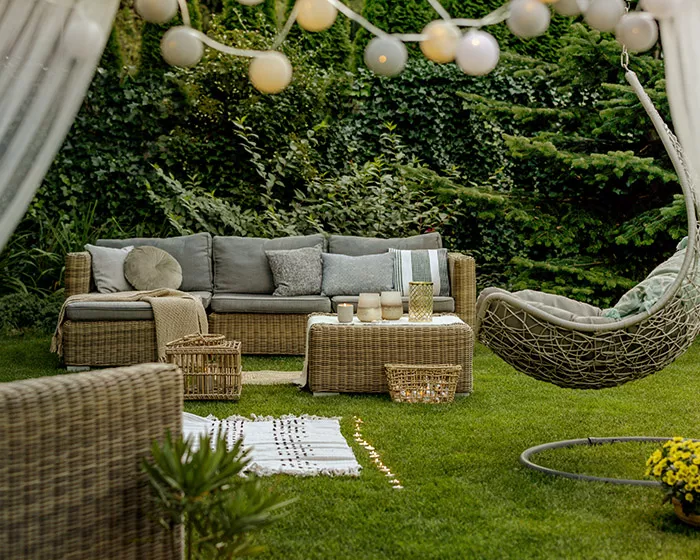 Progettazione giardini privati con divani e poltrone da esterno - Il Lauro
