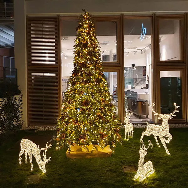 Alberi di Natale Brescia per uffici: albero con renne - Il Lauro