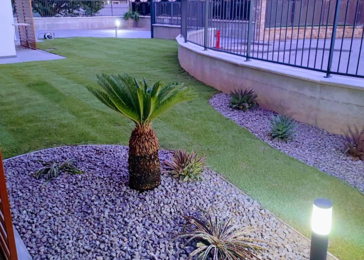 Giardino residenziale a Brescia: prato verde e piante tropicali - Il Lauro