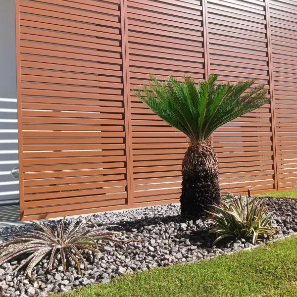 Giardino brescia con piccole palme e piante tropicali e prato verde: Il Lauro Brescia