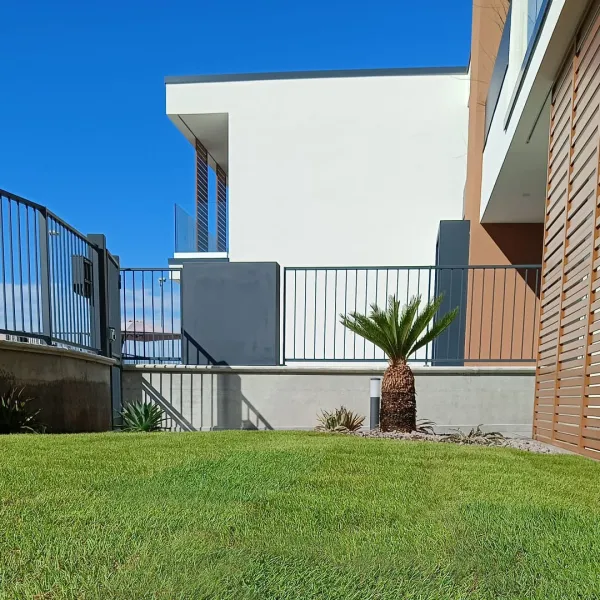 Giardino brescia con piccole palme e piante tropicali e prato verde: Il Lauro Brescia